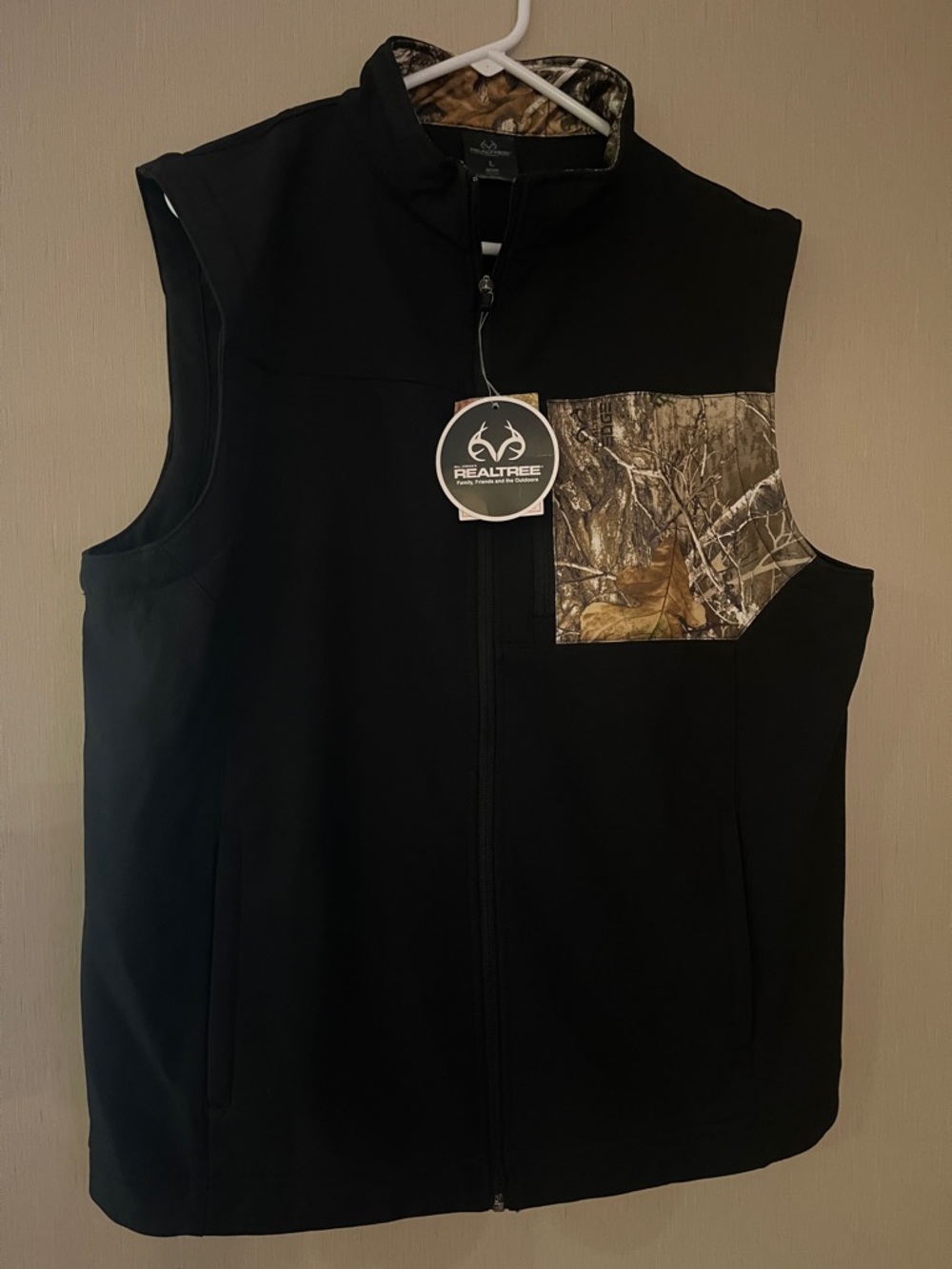 Realtree NWT large Black Vest Brown Camo Chest Patch pockets